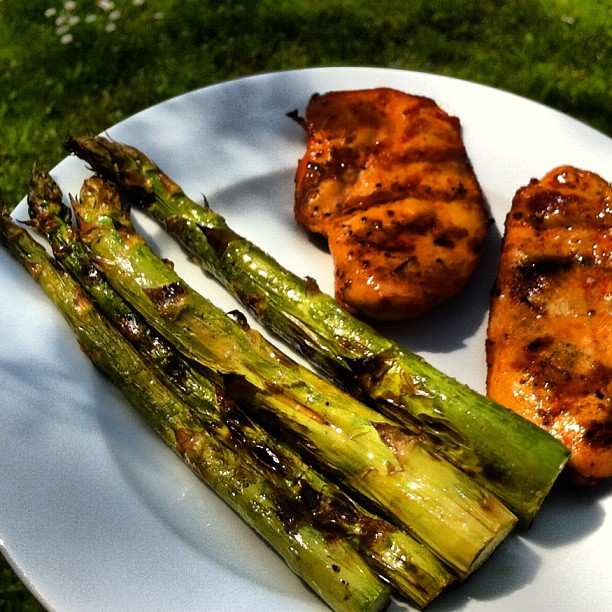 Green asparagus and spicy chicken on the for lunch
